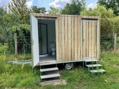 Ein Garten an der Unterkunft Baumzelt auf Bio-Bauernhof im Natur- und Sternenpark