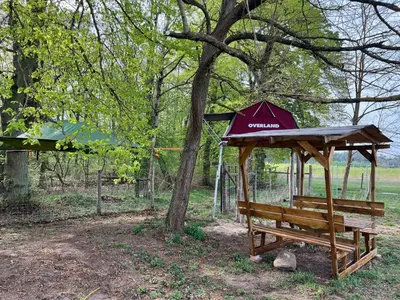 Ein Garten an der Unterkunft Baumzelt auf Bio-Bauernhof im Natur- und Sternenpark