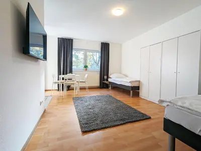 Ein Bett oder Betten in einem Zimmer der Unterkunft 2-Zimmer-Monteurwohnung mit Balkon - Ludwigsfelde bei Berlin - Küche & Bad - Free WiFi
