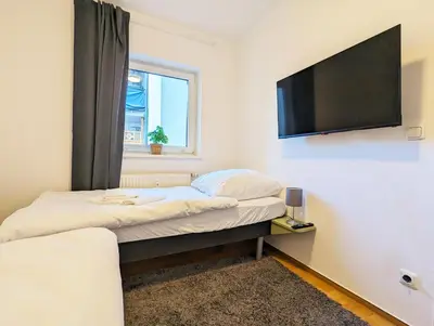 Ein Bett oder Betten in einem Zimmer der Unterkunft 2-Zimmer-Monteurwohnung mit Balkon - Ludwigsfelde bei Berlin - Küche & Bad - Free WiFi