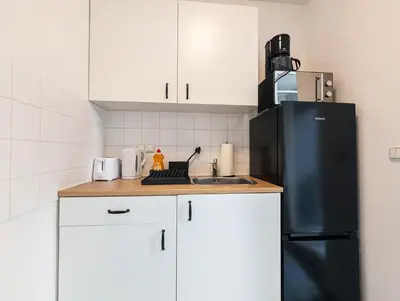 Küche/Küchenzeile in der Unterkunft 2-Zimmer-Monteurwohnung mit Balkon - Ludwigsfelde bei Berlin - Küche & Bad - Free WiFi