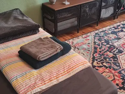 Ein Bett oder Betten in einem Zimmer der Unterkunft Stylish 2-room Apartment with Balcony Next to East Side Gallery