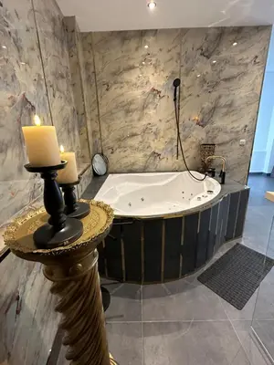 Ein Badezimmer in der Unterkunft Suite Julius Cesar mit Private Sauna & Whirlpool