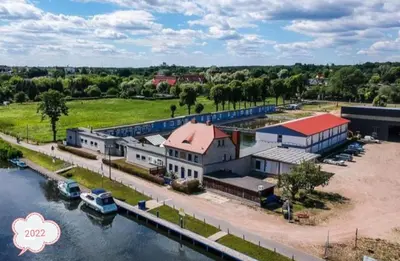 Blick auf einen Fluss in der Nähe des Hotels