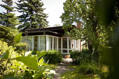 Ein Garten an der Unterkunft Bungalow mit Wintergarten