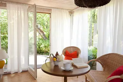 Ein Sitzbereich in der Unterkunft Bungalow mit Wintergarten