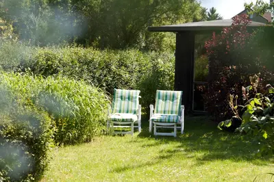 Ein Garten an der Unterkunft Bungalow mit Wintergarten