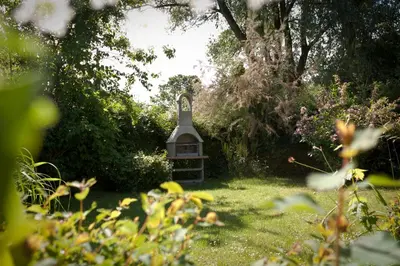 Ein Garten an der Unterkunft Bungalow mit Wintergarten
