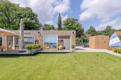 Ein Garten an der Unterkunft WannseeLiebe