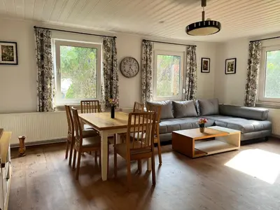 Ein Sitzbereich in der Unterkunft Ferienhaus im Wald, am Briesener See