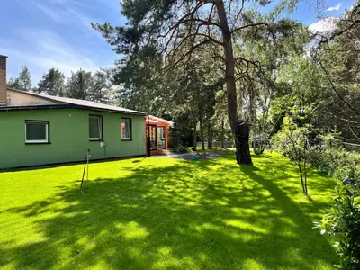 Ein Garten an der Unterkunft Ferienhaus im Wald, am Briesener See