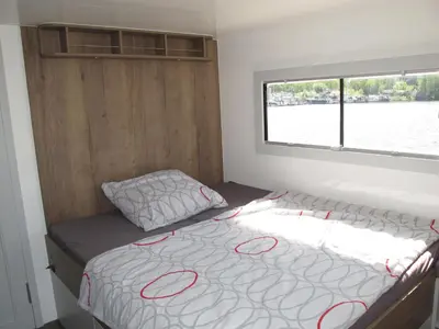 Ein Bett oder Betten in einem Zimmer der Unterkunft Hausboot HANNA HENN100