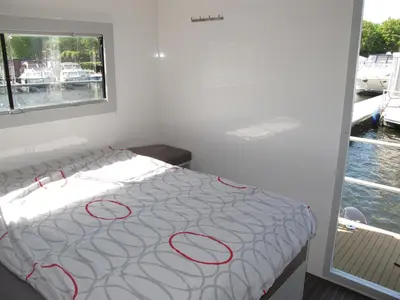 Ein Bett oder Betten in einem Zimmer der Unterkunft Hausboot HANNA HENN100