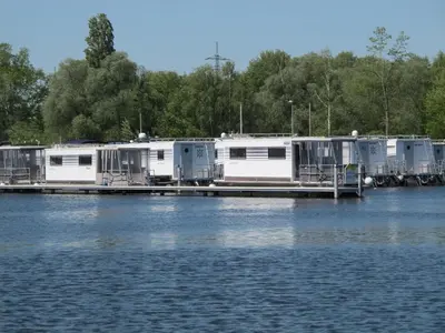 Blick auf einen Fluss in der Nähe des Bootes