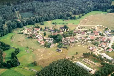 Blick auf Kleine Ferienwohnung in der Natur aus der Vogelperspektive