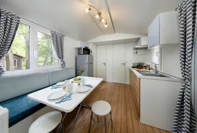 Küche/Küchenzeile in der Unterkunft KNAUS Campingpark Lübben