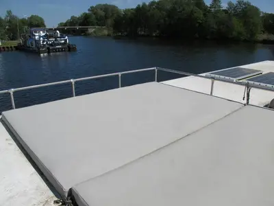 Blick auf einen Fluss in der Nähe des Bootes