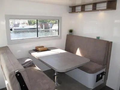 Ein Sitzbereich in der Unterkunft Hausboot MAX HENN101