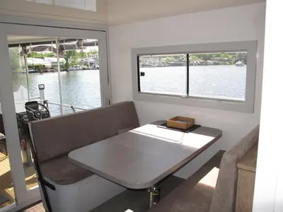 Ein Sitzbereich in der Unterkunft Hausboot MAX HENN101
