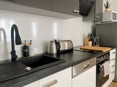 Küche/Küchenzeile in der Unterkunft Apartment am Flughafen, Glasfaser-Internet, Waschmaschine