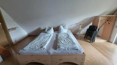 Ein Bett oder Betten in einem Zimmer der Unterkunft Ferienwohnung zum Holzwurm