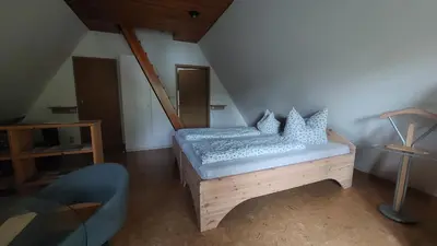 Ein Bett oder Betten in einem Zimmer der Unterkunft Ferienwohnung zum Holzwurm