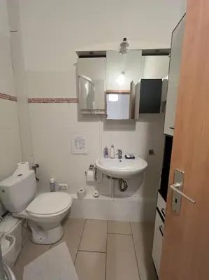 Ein Badezimmer in der Unterkunft Private Souterrain Apartment in the green of Berlin