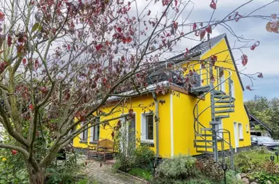 Ein Garten an der Unterkunft Natur an Metropole