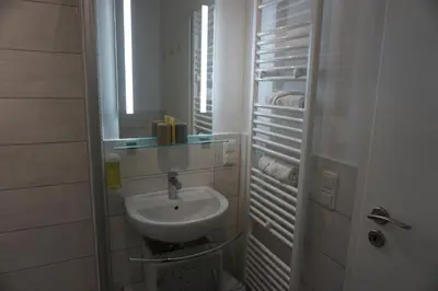 Ein Badezimmer in der Unterkunft Einraumapartment im Erdgeschoss mit Seeblick