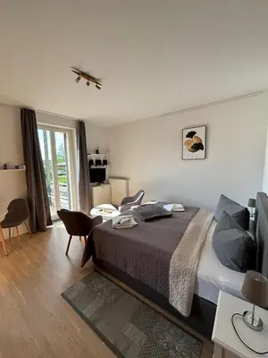 Ein Bett oder Betten in einem Zimmer der Unterkunft Einraumapartment im Erdgeschoss mit Seeblick