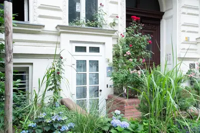 Ein Garten an der Unterkunft Charmantes 2-Zimmer-Apartment mit Vorgarten
