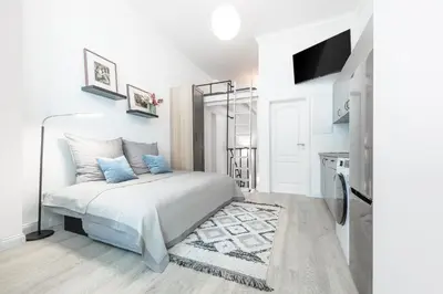 Ein Bett oder Betten in einem Zimmer der Unterkunft The Mierendorf I, campy group & family apartment, 1BR, 1 Living room, ideal for 2 - 4 Guests