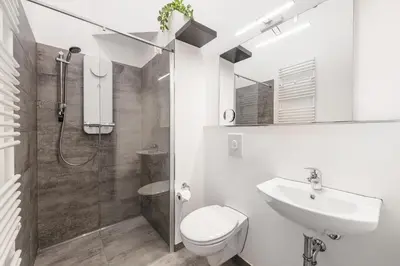 Ein Badezimmer in der Unterkunft The Mierendorf I, campy group & family apartment, 1BR, 1 Living room, ideal for 2 - 4 Guests