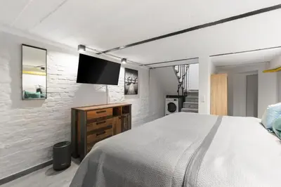 TV/Unterhaltungsangebot in der Unterkunft The Mierendorf I, campy group & family apartment, 1BR, 1 Living room, ideal for 2 - 4 Guests