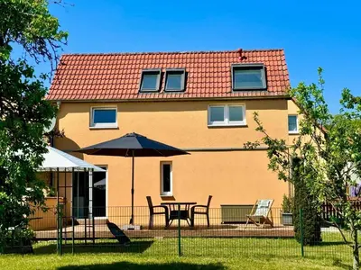 Das Gebäude in dem sich das Ferienhaus befindet