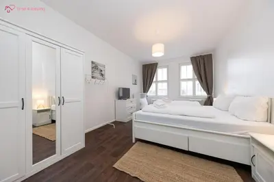 Ein Bett oder Betten in einem Zimmer der Unterkunft 160qm 6-Zimmer Banksi-Galerie-Apartment Hauptbahnhof