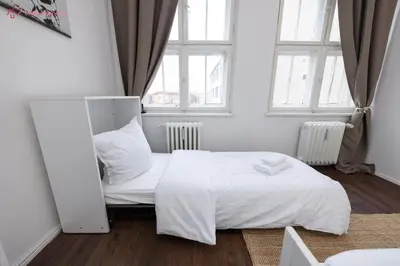 Ein Bett oder Betten in einem Zimmer der Unterkunft 160qm 6-Zimmer Banksi-Galerie-Apartment Hauptbahnhof