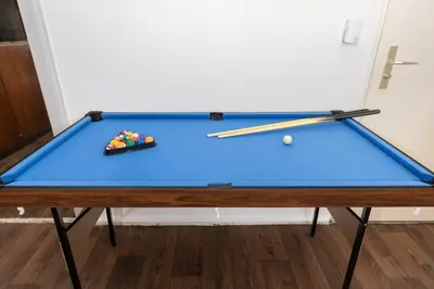 Ein Billardtisch in der Unterkunft 160qm 6-Zimmer Banksi-Galerie-Apartment Hauptbahnhof