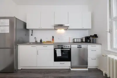 Küche/Küchenzeile in der Unterkunft 160qm 6-Zimmer Banksi-Galerie-Apartment Hauptbahnhof