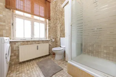 Ein Badezimmer in der Unterkunft 160qm 6-Zimmer Banksi-Galerie-Apartment Hauptbahnhof