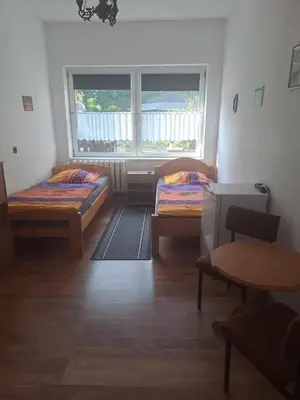 Ein Bett oder Betten in einem Zimmer der Unterkunft Ingos Landhaus