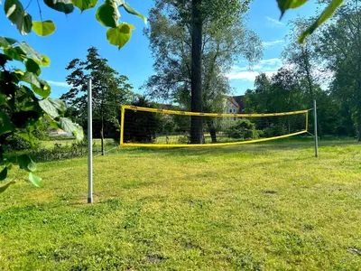Ein Garten an der Unterkunft Luxus Maisonette-Apartment - Werde zum König in der Traumwelt Beerfelde