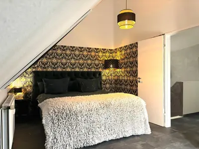 Ein Bett oder Betten in einem Zimmer der Unterkunft Luxus Maisonette-Apartment - Werde zum König in der Traumwelt Beerfelde