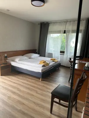 Ein Bett oder Betten in einem Zimmer der Unterkunft Hotel Pirol