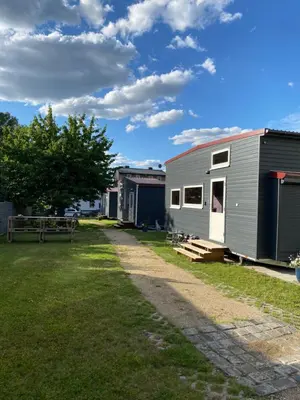 Das Gebäude in dem sich das Ferienhaus befindet