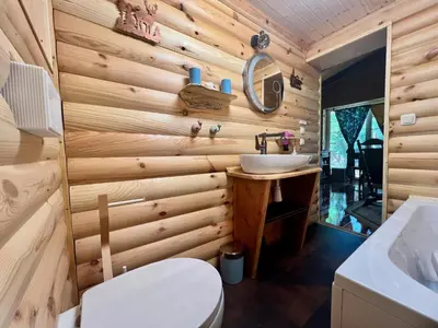 Ein Bett oder Betten in einem Zimmer der Unterkunft Holzhaus Bärenhöhle am Wald und See