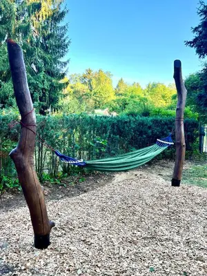 Ein Garten an der Unterkunft Holzhaus Bärenhöhle am Wald und See
