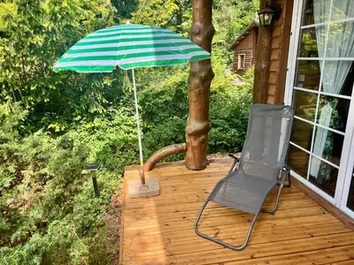 Ein Garten an der Unterkunft Holzhaus Bärenhöhle am Wald und See
