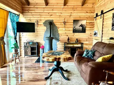 Ein Sitzbereich in der Unterkunft Holzhaus Bärenhöhle am Wald und See