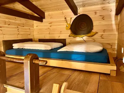 Ein Bett oder Betten in einem Zimmer der Unterkunft Holzhaus Bärenhöhle am Wald und See